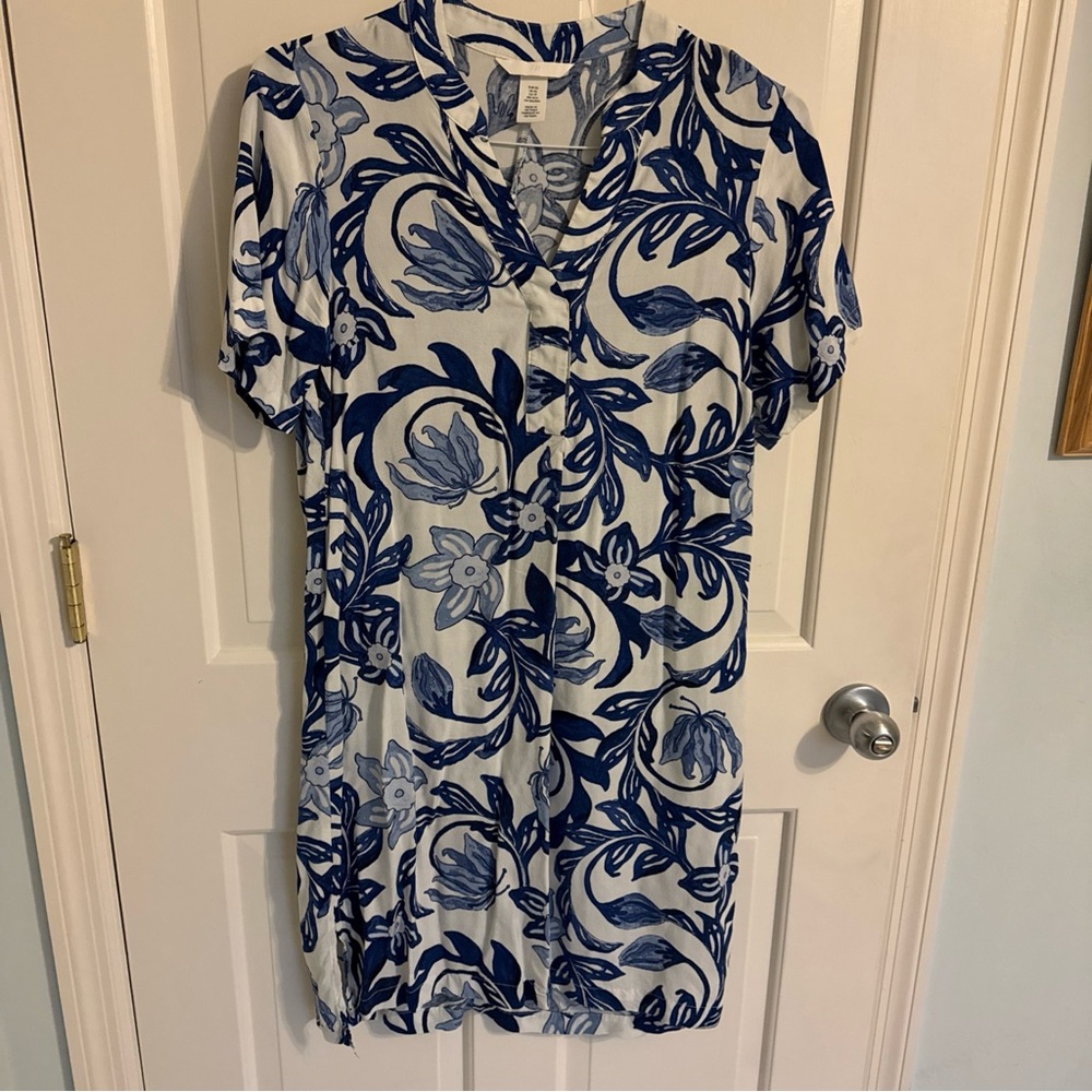 H& M Floral Blue and White Women's Dress, XS, knee length, short sleeve, cute!